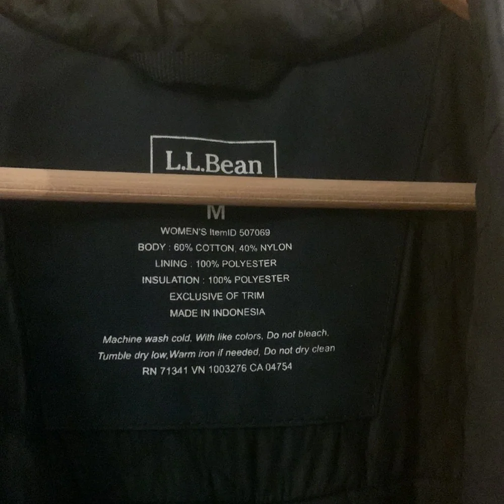 LL Bean Women’s black winter hooded coat. - Picture 3 of 4